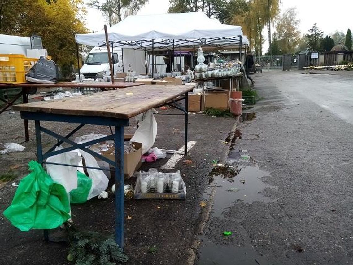 Oni najbardziej odczuli zakaz wstępu na cmentarze. Liczą straty