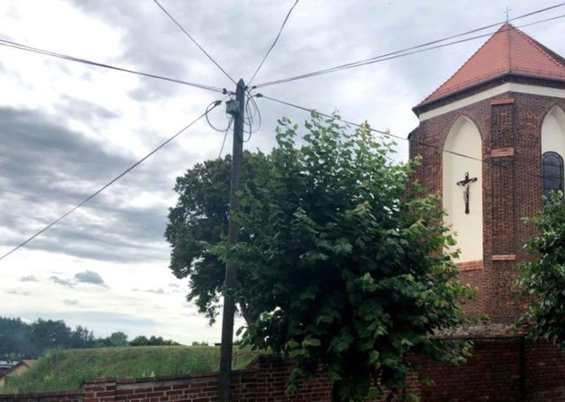 "Pajęczyny" w centrum miasta. Burmistrz chce je zlikwidować