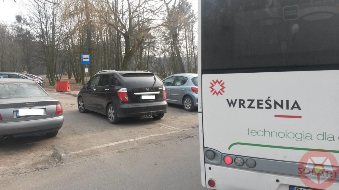 Parkują na przystanku autobusowym