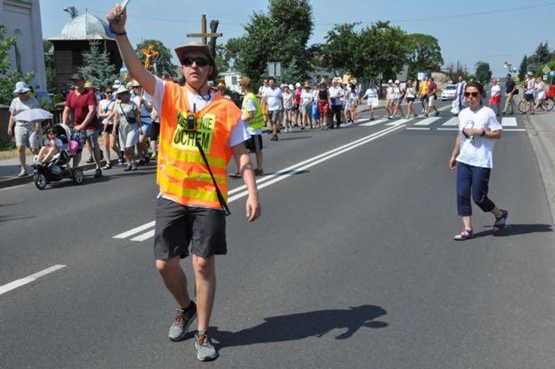 Pielgrzymi z Biechowa w drodze na Jasną Górę (galeria)