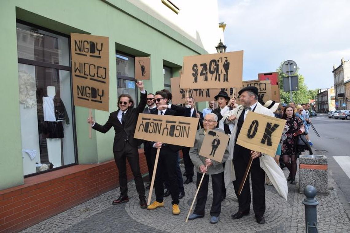 Pierwszy marsz dżentelmenów na ulicach Wrześni (galeria)