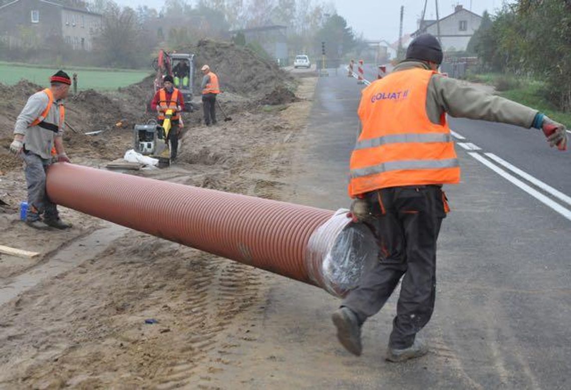 Pietrzyków z Ratajami łączyła tylko droga. Będzie i chodnik (galeria)