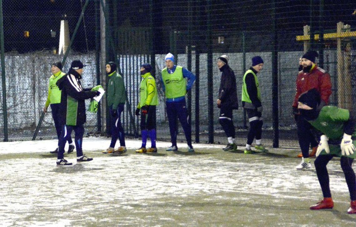 Piłkarze odchudzeni wrócili do treningów (video)