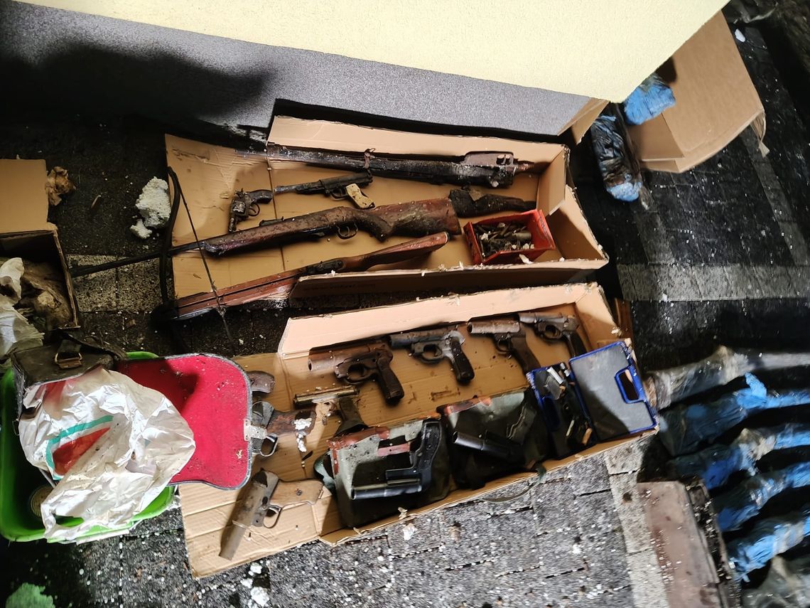 Pistolety, rewolwery, karabiny i karabinki. Zatrzymano dwóch mężczyzn w Gnieźnie