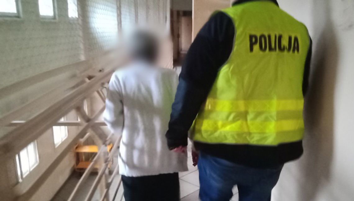 starsza kobieta i policjant