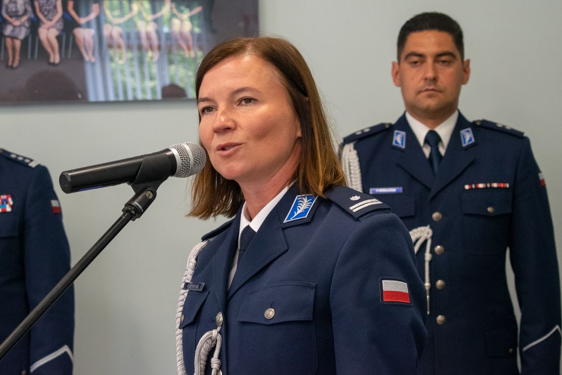 policjantka w mundurze przy mikrofonie