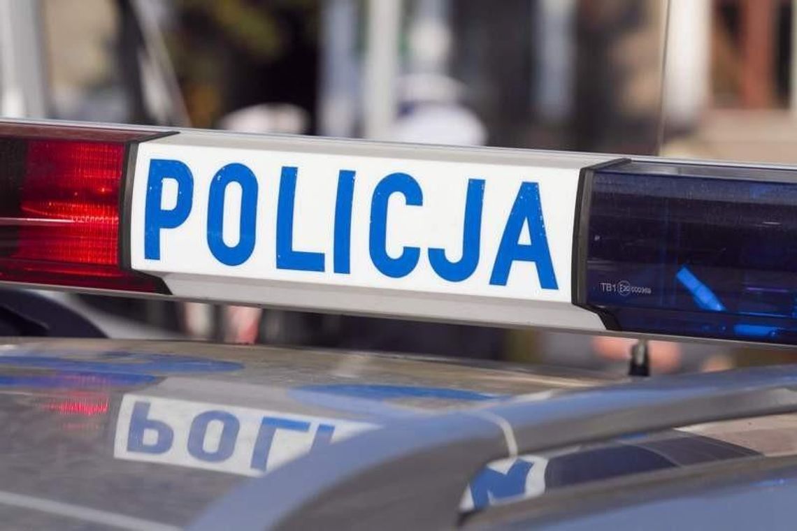 Policjanci jadą pod prąd i pokazują wulgarny gest?