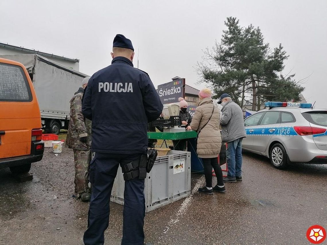 Policjanci kontrolują punkty sprzedaży choinek oraz żywych ryb