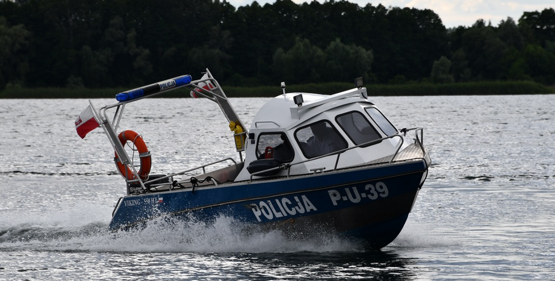 Policjanci uratowali 10-latkę. Wpadła do jeziora i nie wypłynęła, była już sina