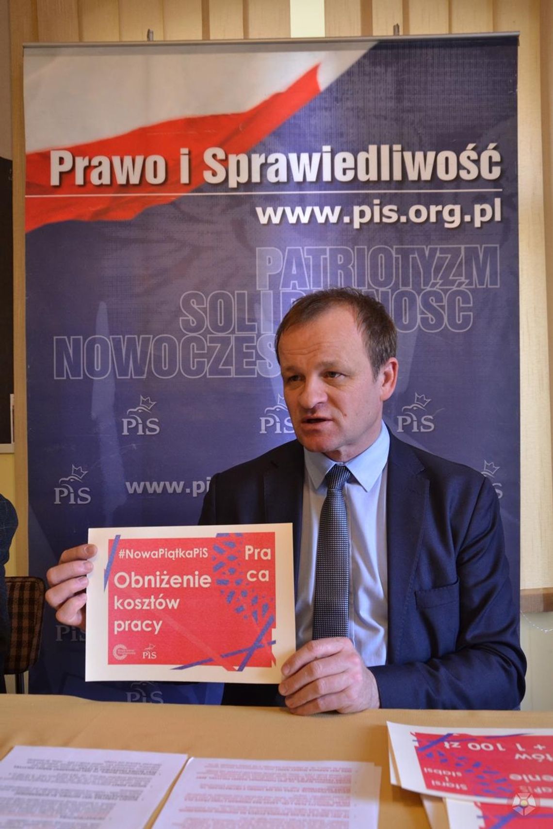 Poseł Dolata zachwala "piątkę PiS"