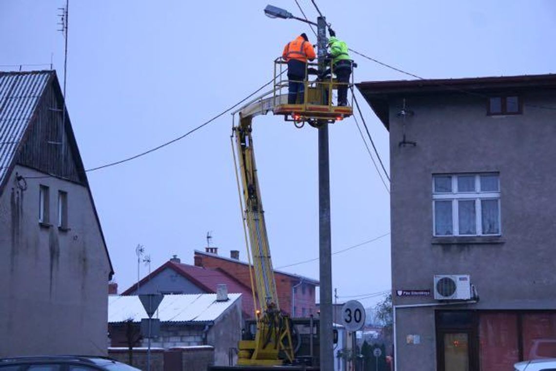 Prace na wysokości w centrum Pyzdr. Stare słupy zastąpią nowe