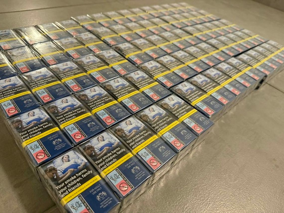 Prawie 1200 paczek papierosów bez akcyzy. 40-latek z powiatu gostyńskiego z zarzutem