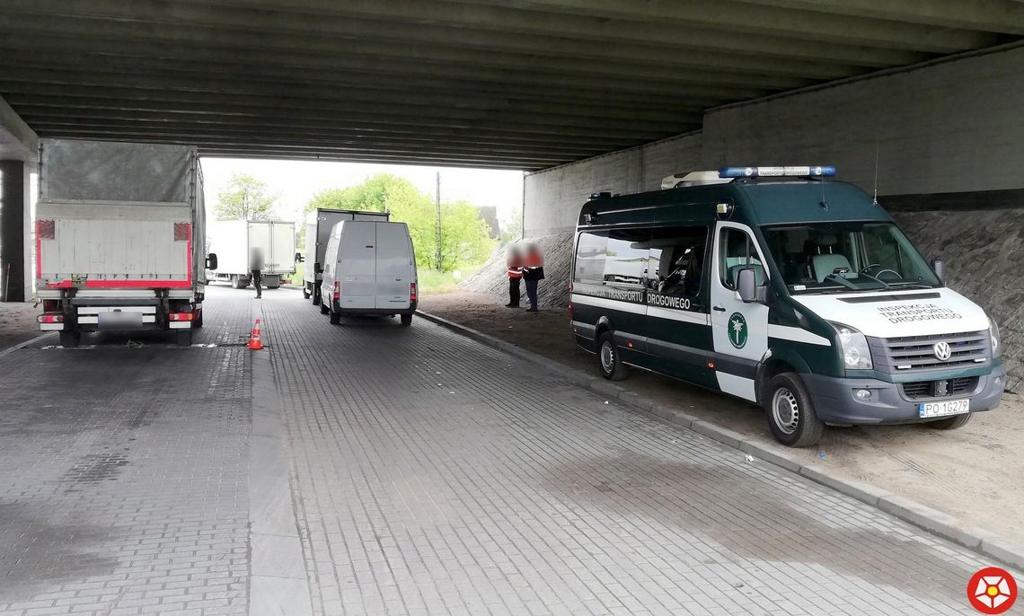 Przeciążona ciężarówka i busy. Posypały się mandaty