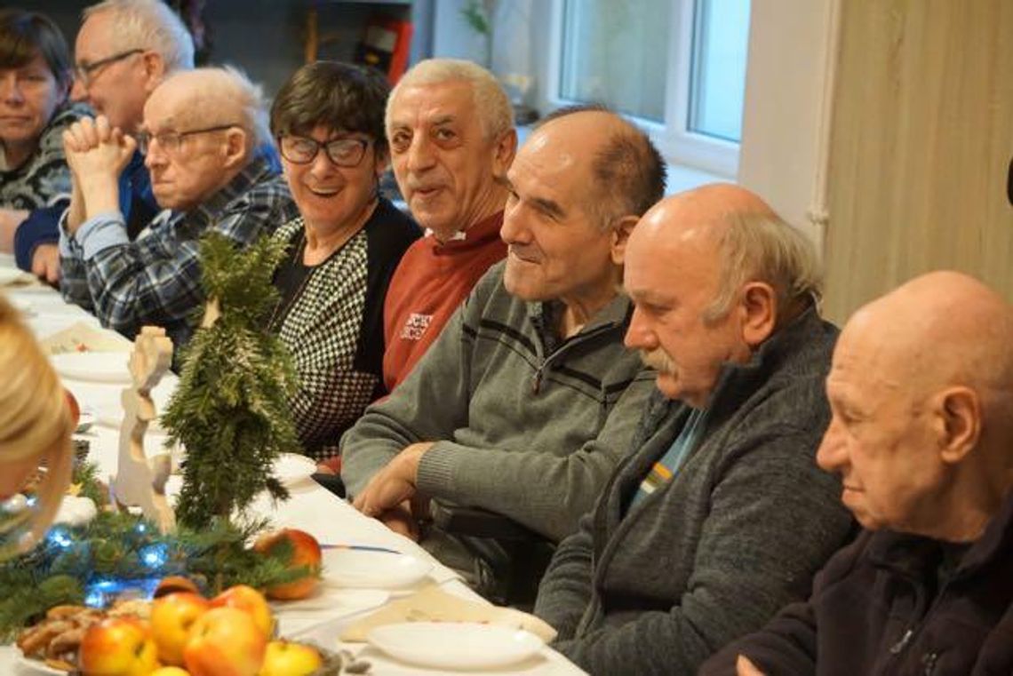 Przedświątecznie w DPS-ie. Były życzenia, prezenty i kolędy (galeria)