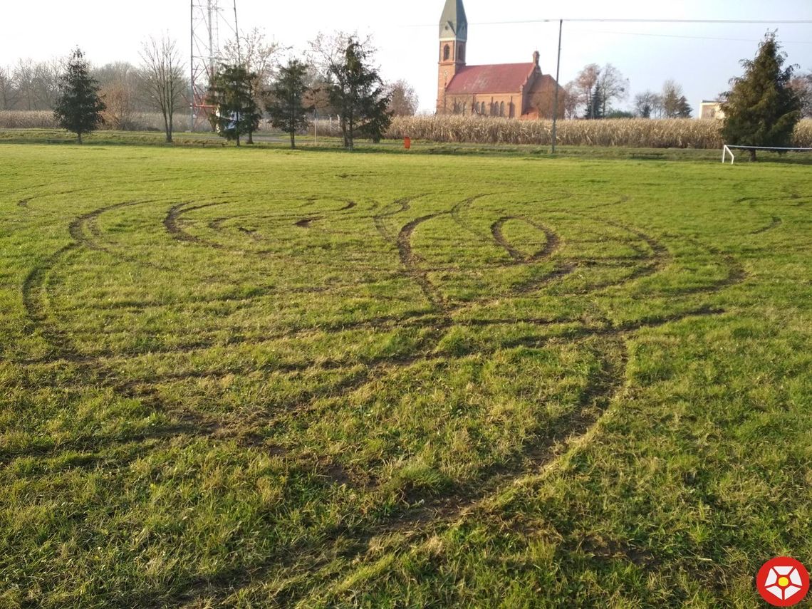 Pseudorajdowiec poszukiwany. Zniszczył murawę boiska w Gozdowie