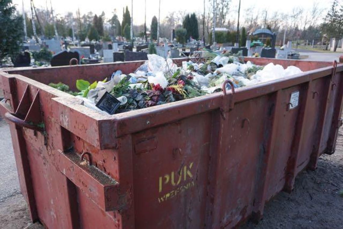 Radiowe SOS: Śmieci na cmentarzu. Problem załatwia jeden kontener