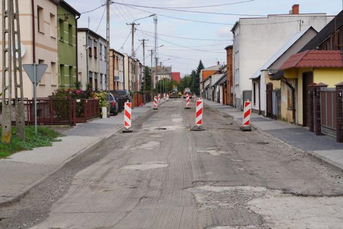 Remont ul. Targowej w Pyzdrach. Po chodniku przyszedł czas na drogę