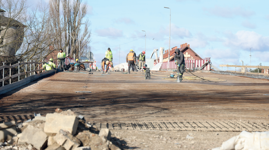 Remont wiaduktu przy ul. Paderewskiego we Wrześni nabiera tempa. Wkrótce betonowanie płyty wiaduktu