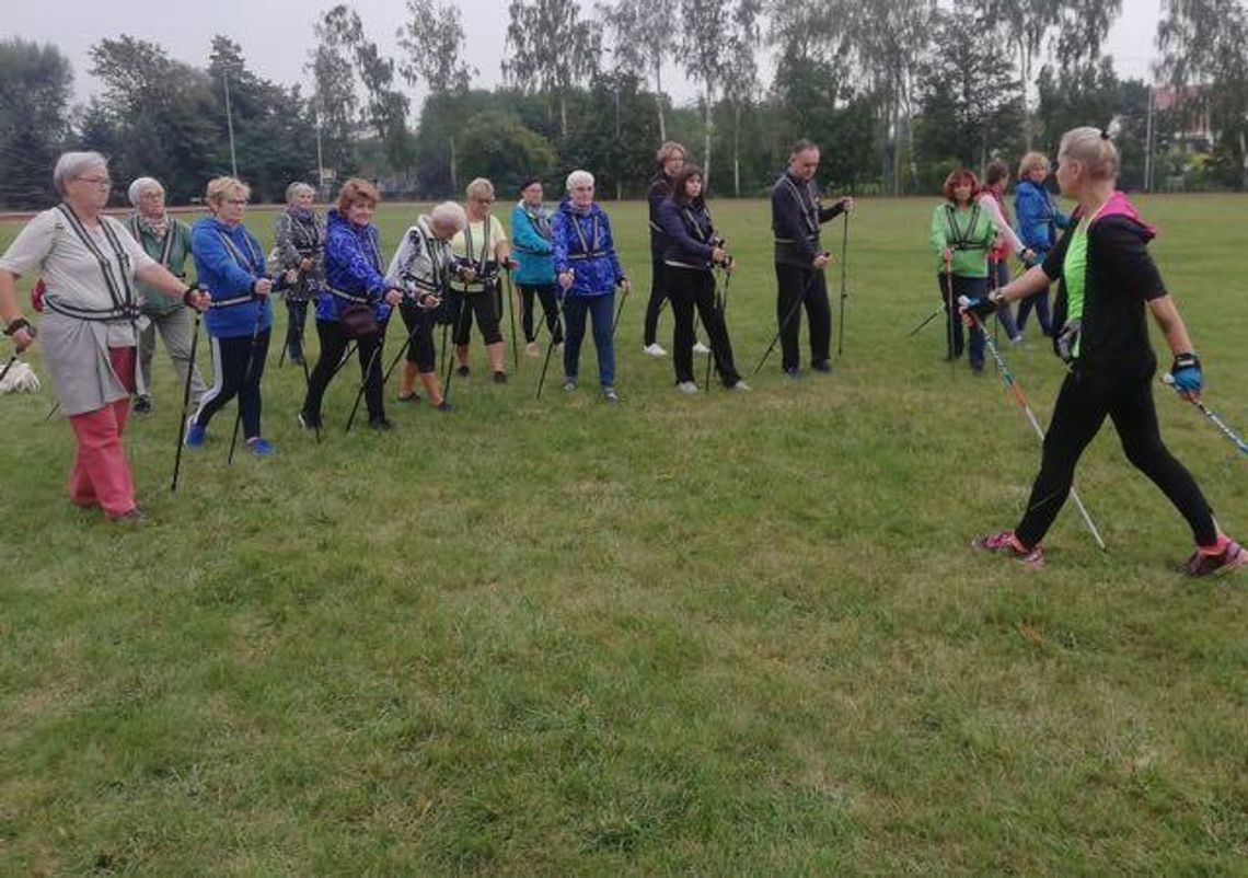 Ruszyły zajęcia z kijkami. Wśród uczestników przeważają kobiety