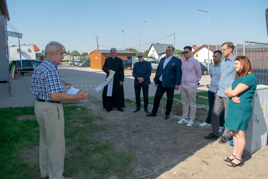 grupka osób na placu budowy