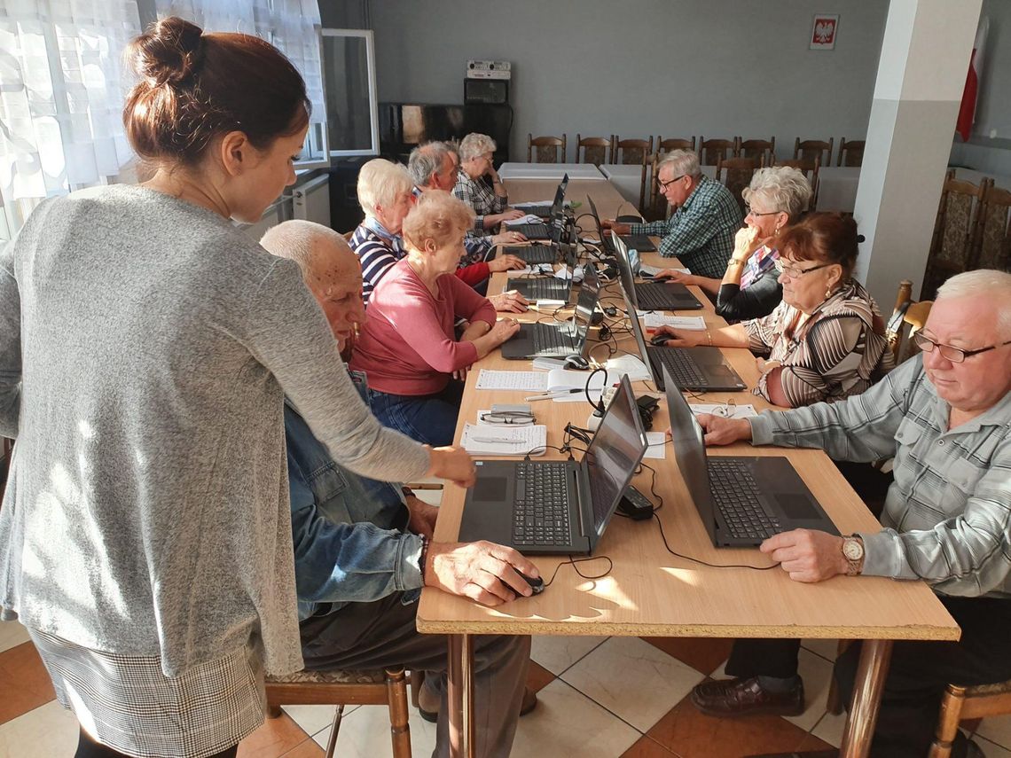 Seniorzy przy komputerach. Zajęcia w centrum kultury na półmetku