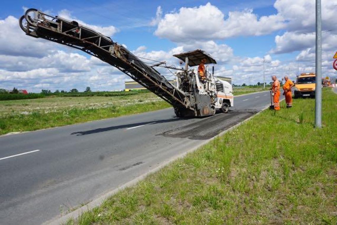 Skandal czy normalność? Trwa remont drogi przy Volkswagenie (galeria)