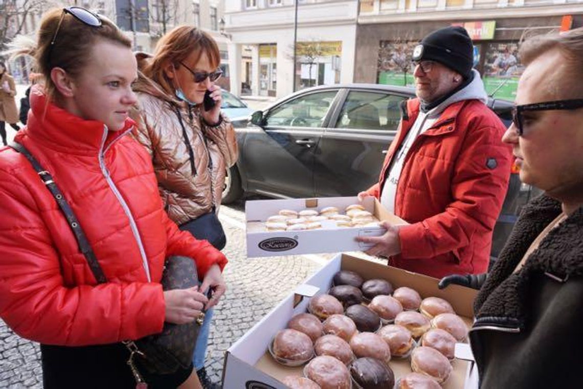 Słodki jubileusz. 700 pączków na 7. urodziny Radia Września (galeria)