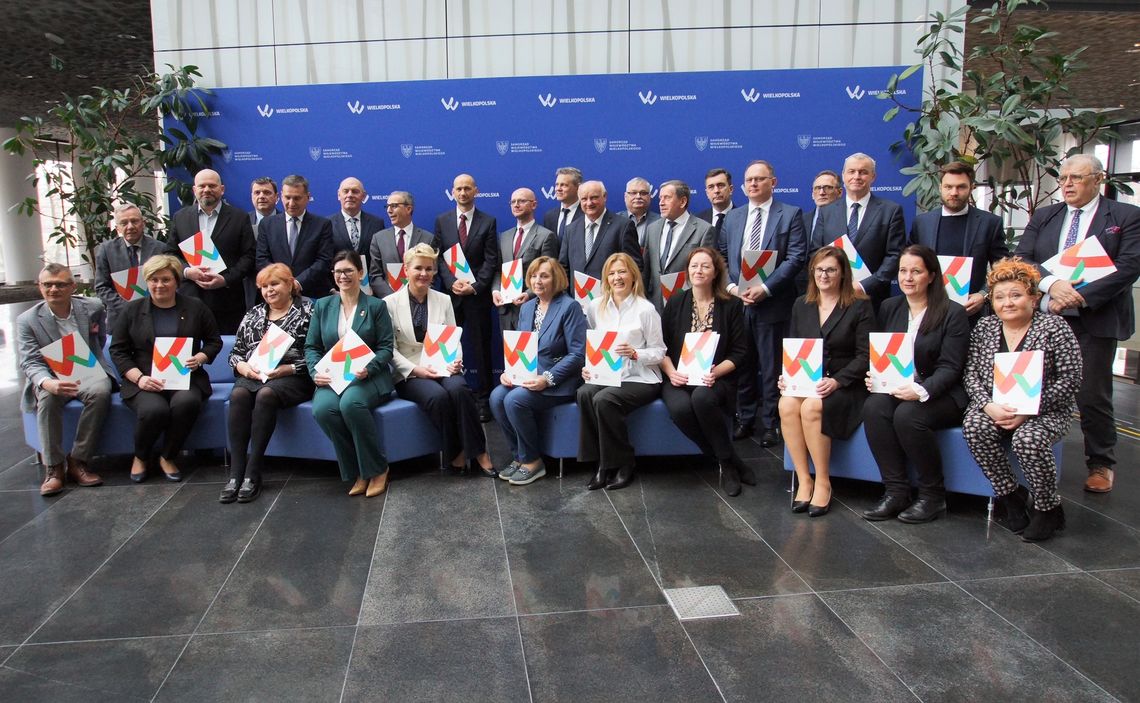 grupowe zdjęcie prezesów i dyrektorów szpitali w Wielkopolsce, które podpisały deklarację o współpracy