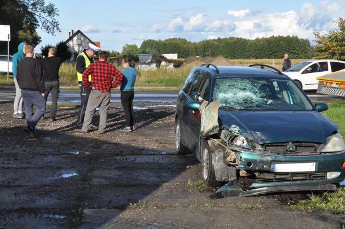 Stłuczka na zakręcie. Jedna osoba trafiła do szpitala (galeria)