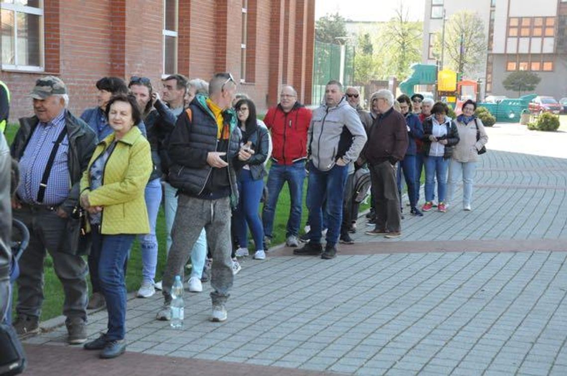 Stoją, by móc jechać. Ruszyły zapisy na rajd rowerowy (galeria + video)