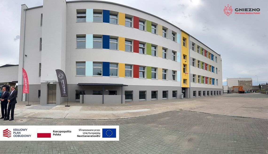 Szkoła Podstawowa nr 8 w Gnieźnie po gruntownej termomodernizacji. Nowa winda i panele słoneczne na dachu Szkoła Podstawowa nr 8 w Gnieźnie po gruntownej termomodernizacji. Nowa winda i panele słoneczne na dachu