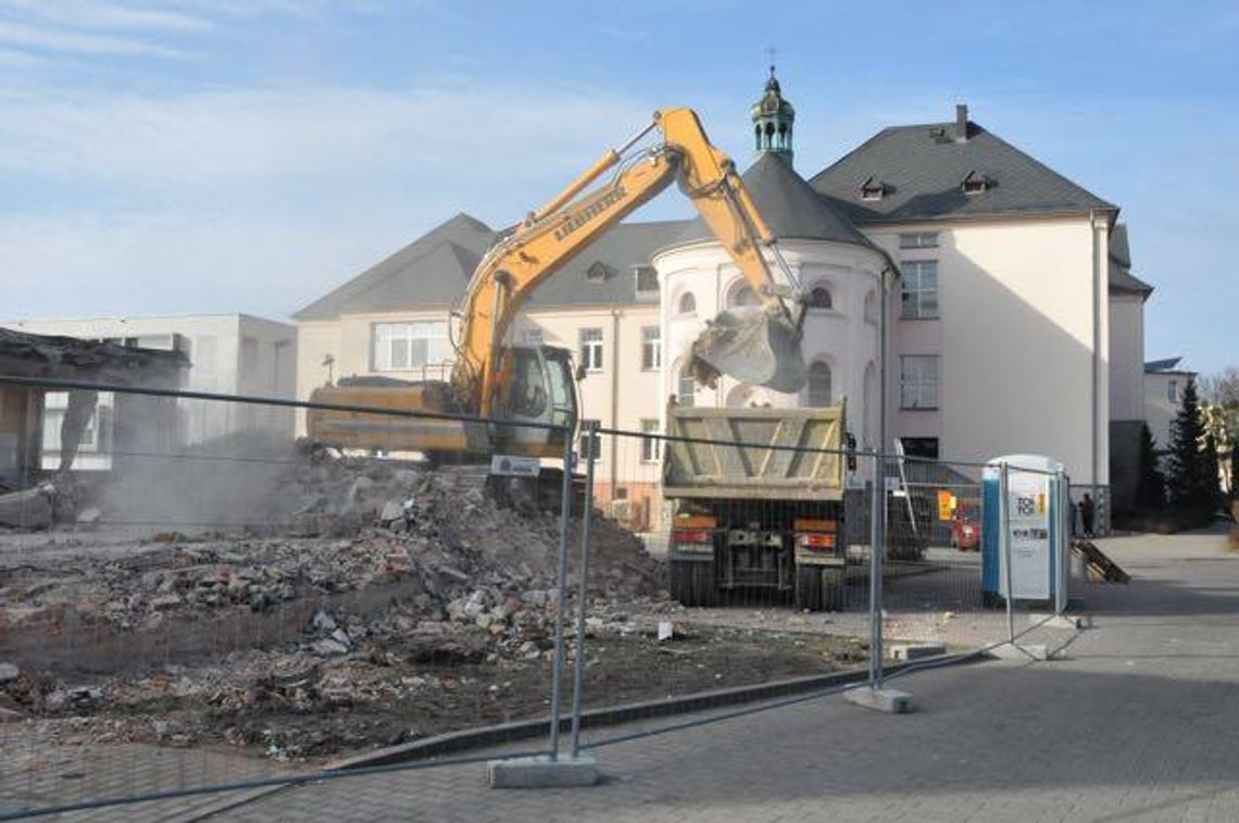 Szpital bez skrzydła. Trwa wyburzanie (galeria+video)