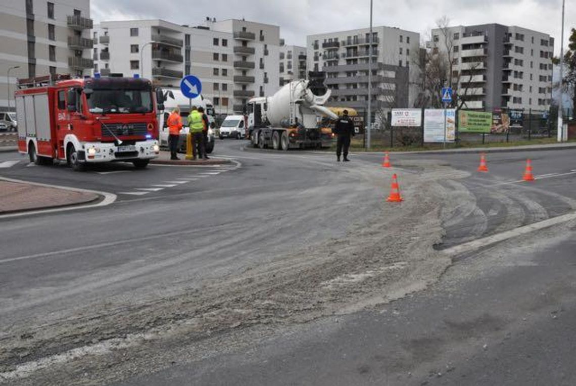 Tego jeszcze nie było! Rozlał się beton na drodze (galeria)