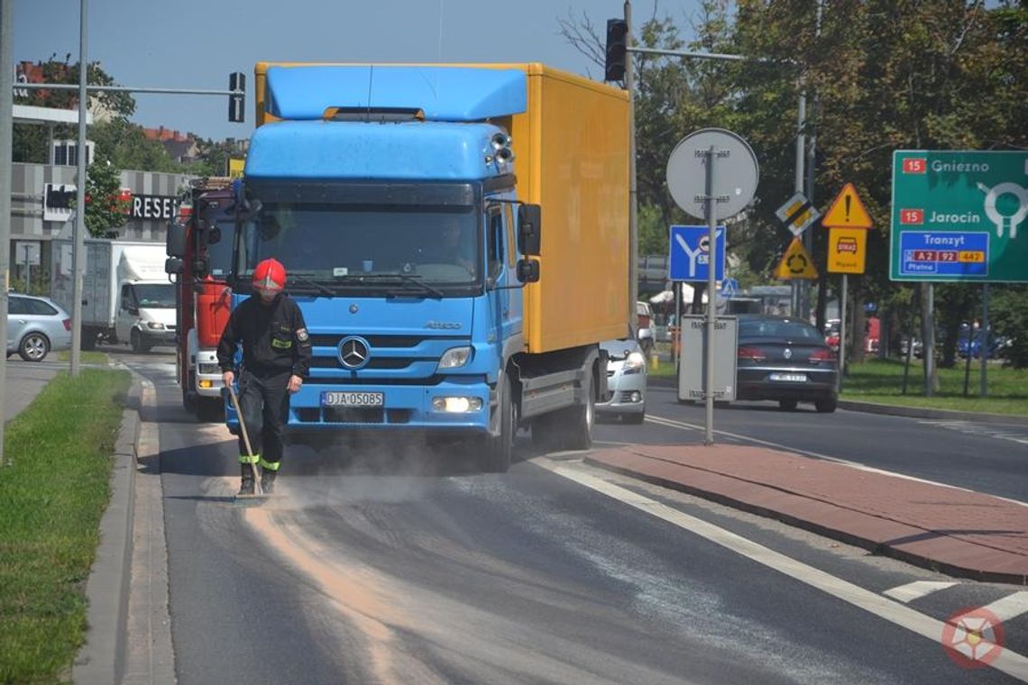 Tłusta plama na wrocławskiej (galeria/wideo)