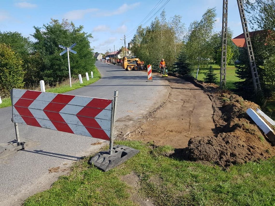 Trwa ostatni etap budowy chodnika w Orzechowie