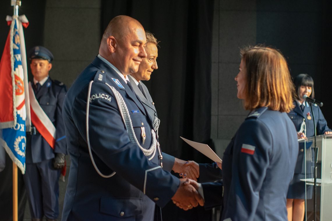 policjant odbiera gratulacje z rąk komendant