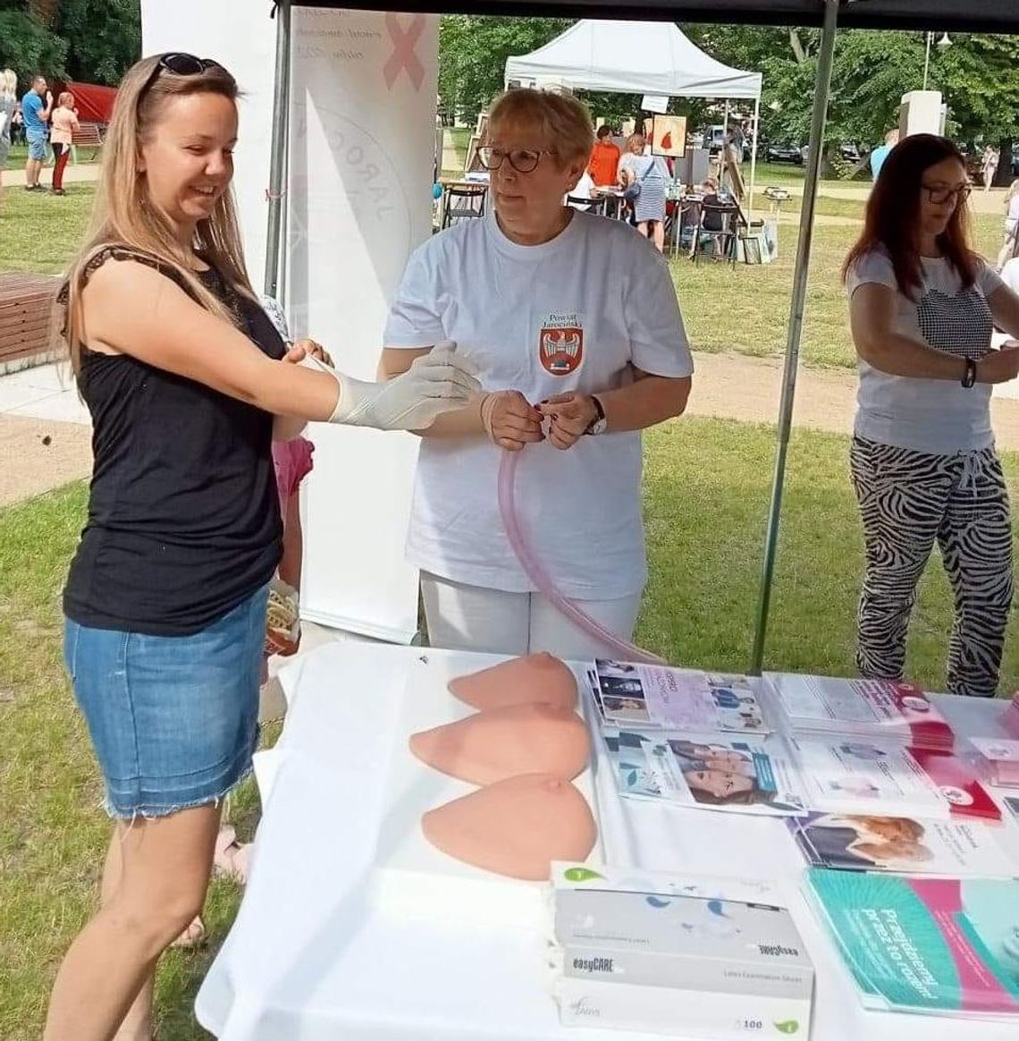 Uczą jak prawidłowo badać piersi