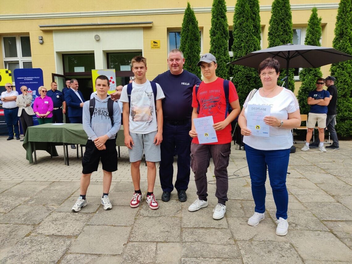 grupowe zdjęcie policjanta z jedną z drużyn