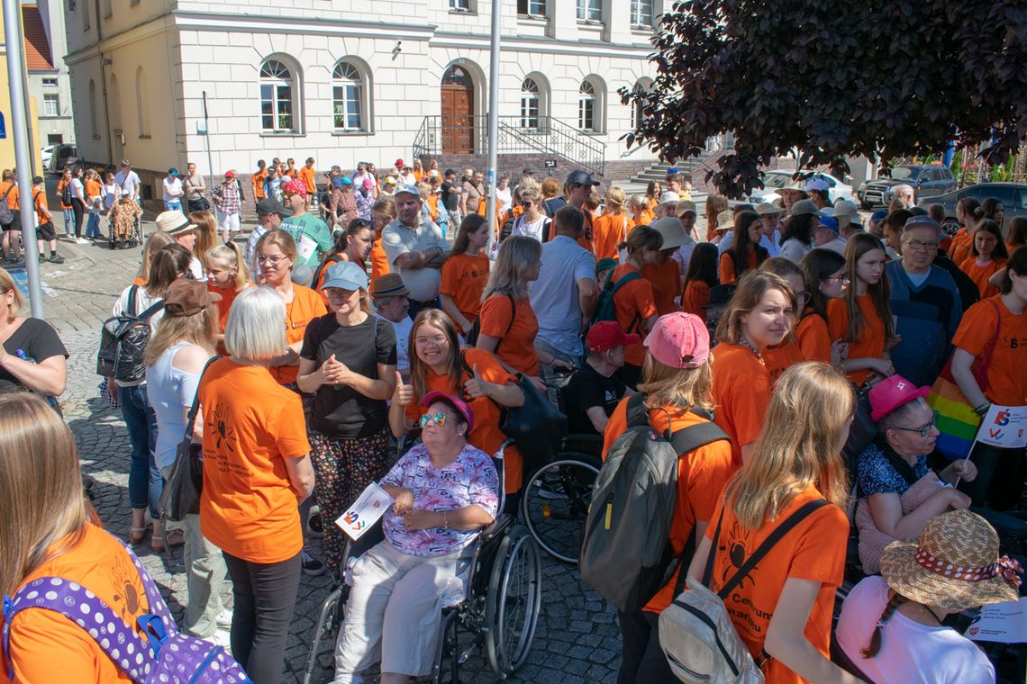 uczestnicy corocznego wydarzenia "Uwolnić skowronka"