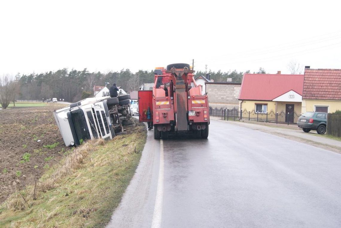 W Czeszewie TIR wpadł do rowu