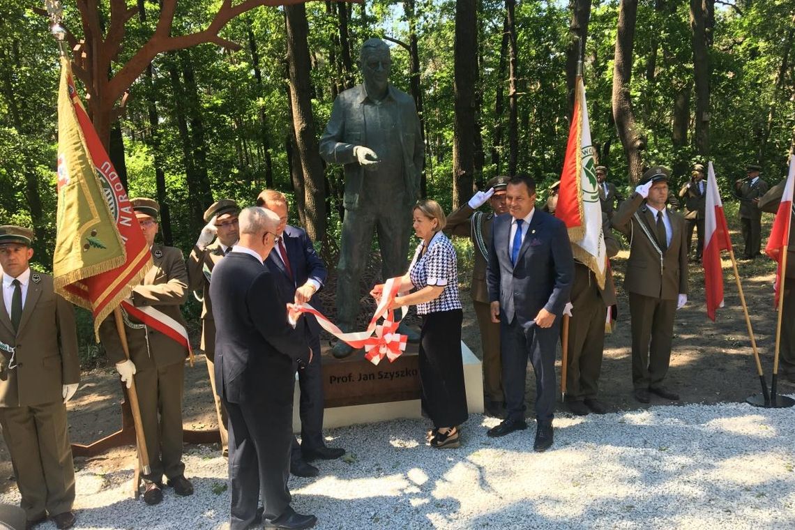 W Jarocinie odsłonięto pomnik prof. Jana Szyszko