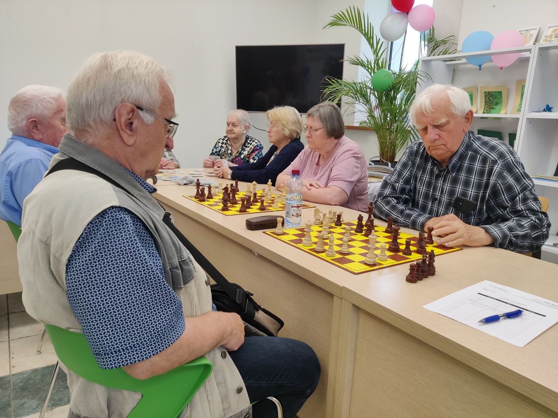 seniorzy grają w szachy