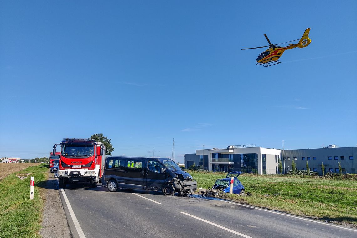 zdjęcie przedstawiające stan po czołowym zderzeniu dwóch aut