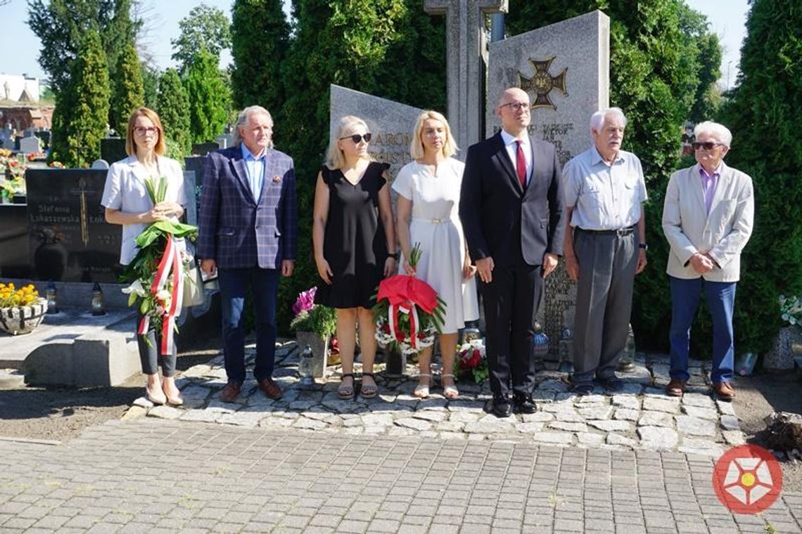 Wiązanki kwiatów na grobie generała Romana Abrahama (galeria)