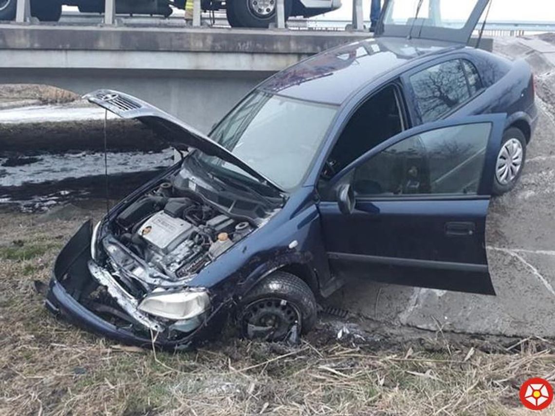 Wjechał do przydrożnego rowu. Na szczęście nic mu się nie stało