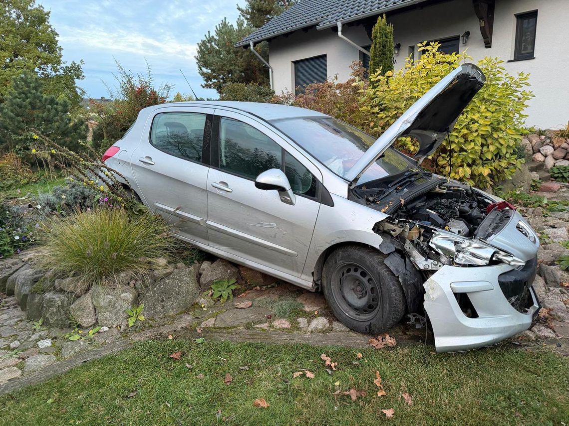 Wjechał w ogrodzenie prywatnej posesji. Był pijany