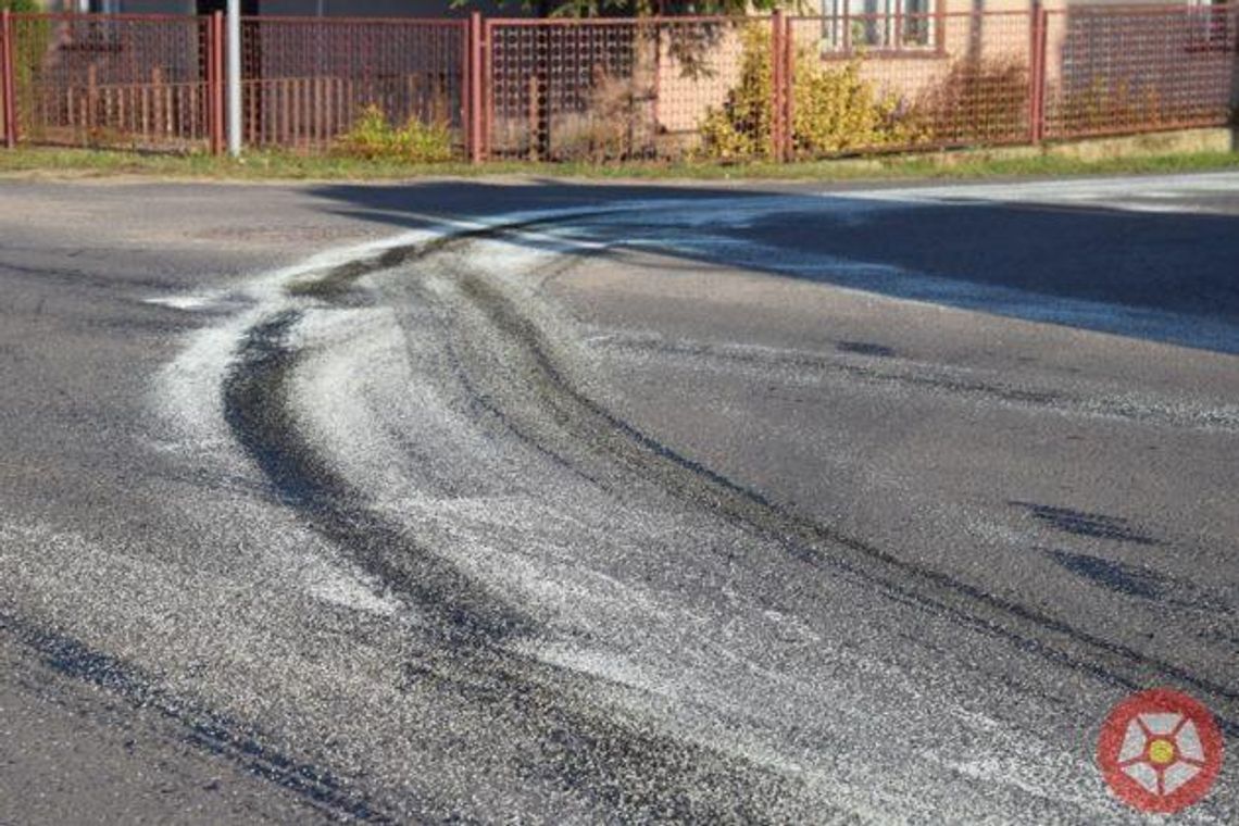 Wyciek oleju przyczyną utrudnień w ruchu. Interweniowali strażacy