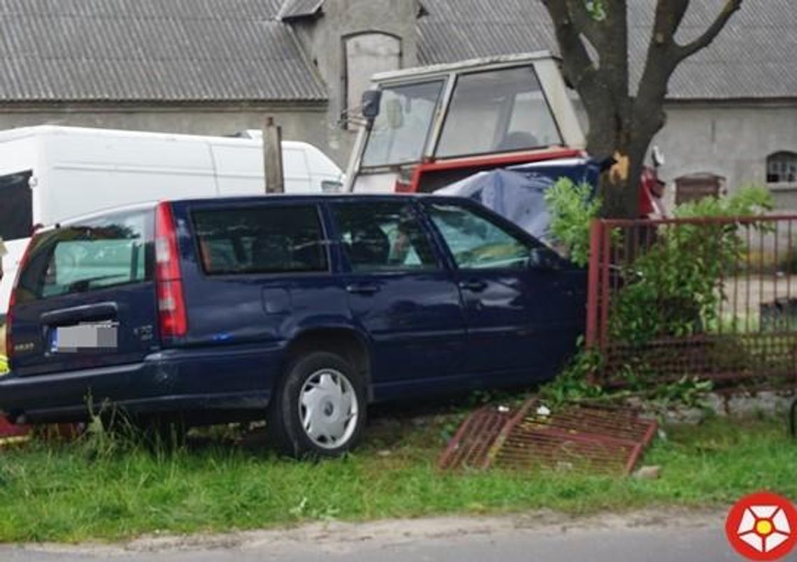 Wypadek w Gozdowie. Dwie osoby trafiły do szpitala (galeria)