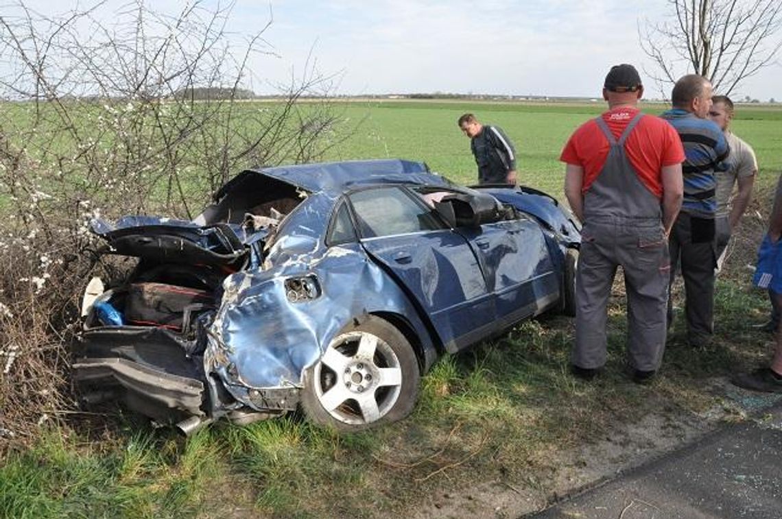 Wypadkowy początek świąt. Dachowało audi A4 (galeria)