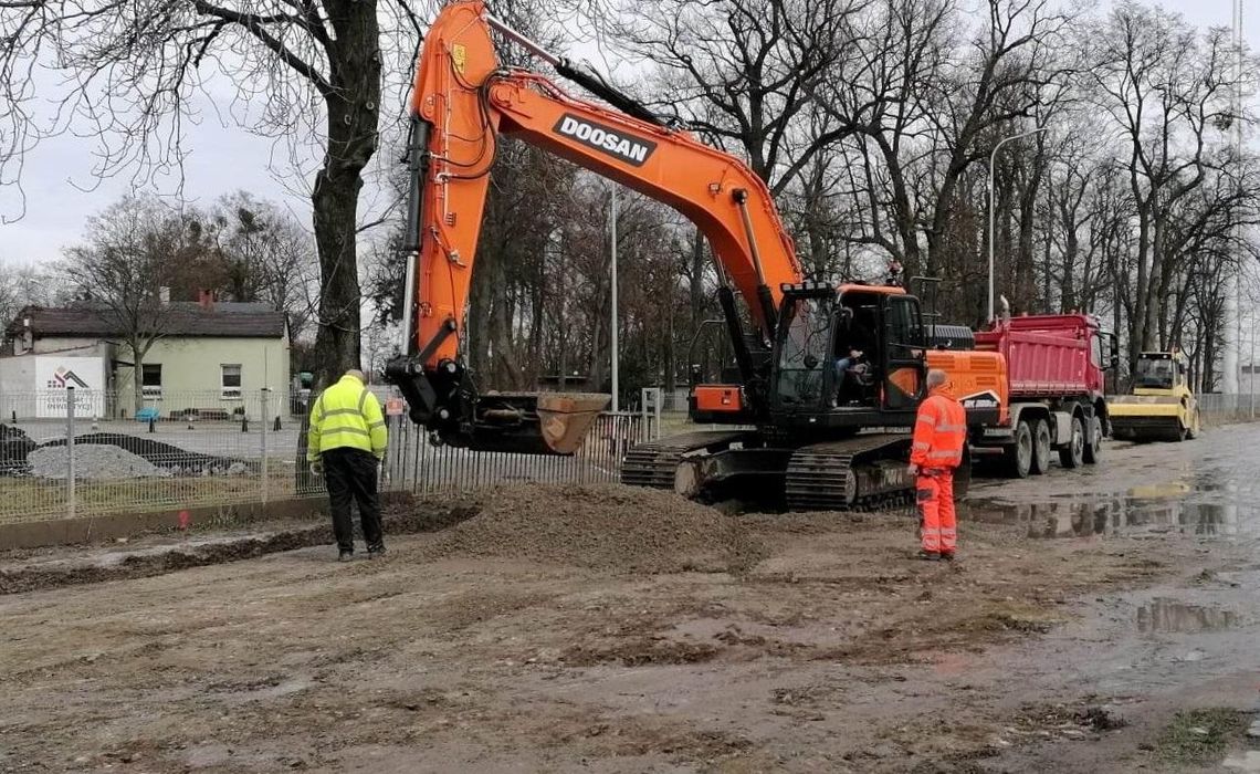 Wystrzałowa inwestycja drogowa. Było błoto, jest kamień